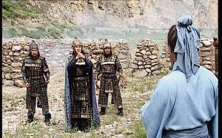 此人精通奇门遁甲,主公兵败被追杀,他用石头阵退敌