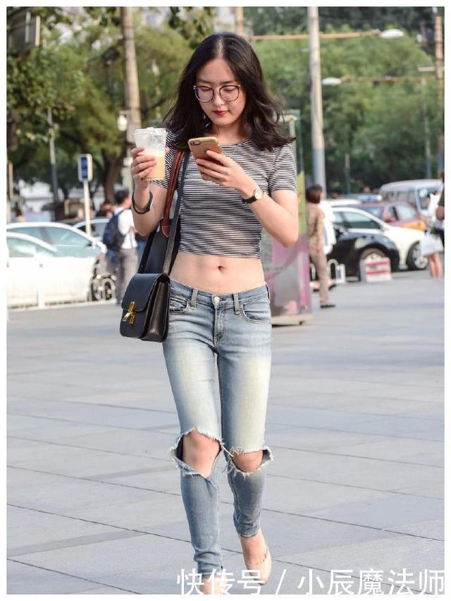 交叉系带 街头美女的“白色系”穿搭,穿出“复古风”,秀出不一样的气质