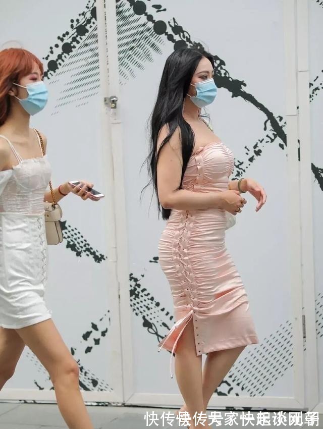着装|丰腴凹凸的连衣裙美女，让着装造型远离廉价感，超级吸睛