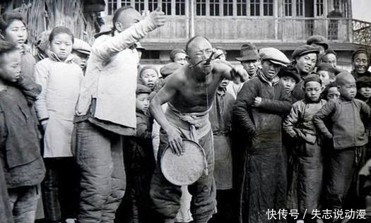 表演|晚清时期老照片:街头表演吞剑,最后一张是清朝女子真实长相!