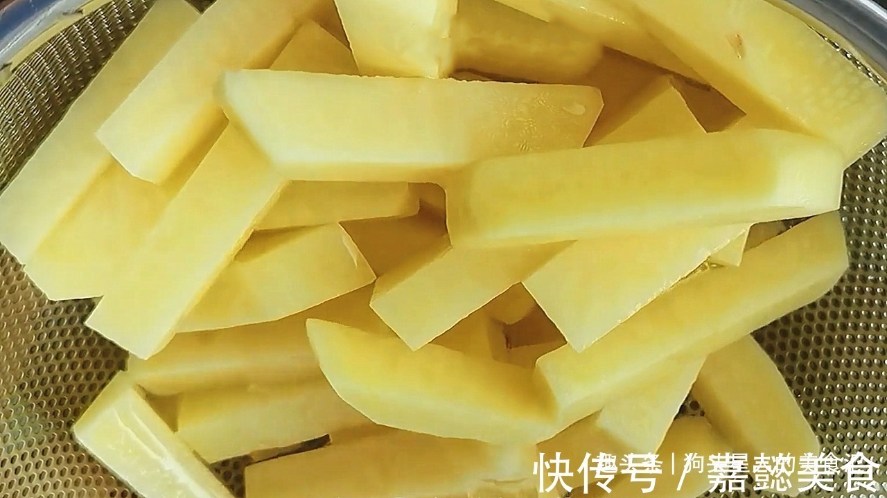 最近很火的土豆做法,店里卖12块钱,在家不到3块钱就能做,真香