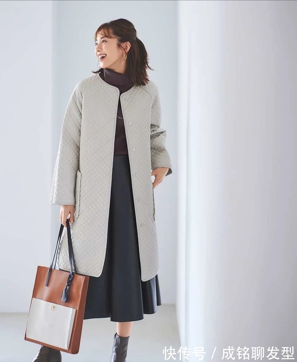 女人|四十岁女人穿衣要精不要多,有这“二衣一裙”就够了,显瘦又优雅