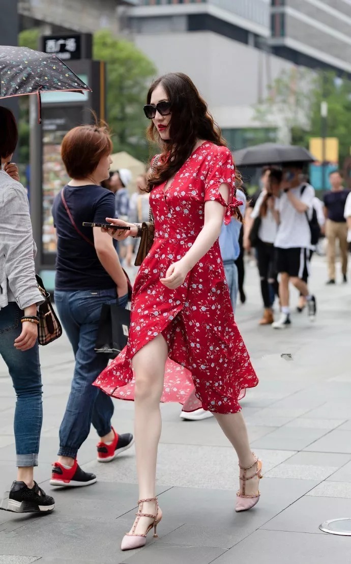 一字带|时尚美女搭配高跟鞋，穿出靓丽的迷人的气息