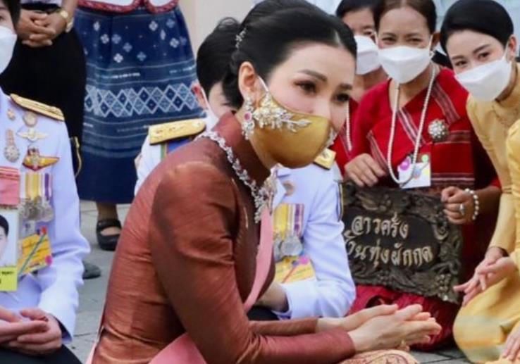 苏提达|诗妮娜跟泰王撒娇,得到2022专属新年贺卡,皇室办公室连夜赶制