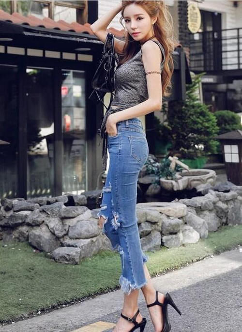  女神|女神穿搭：小姐姐爱穿漂亮的紧身牛仔裤，秀出纤细好身材！