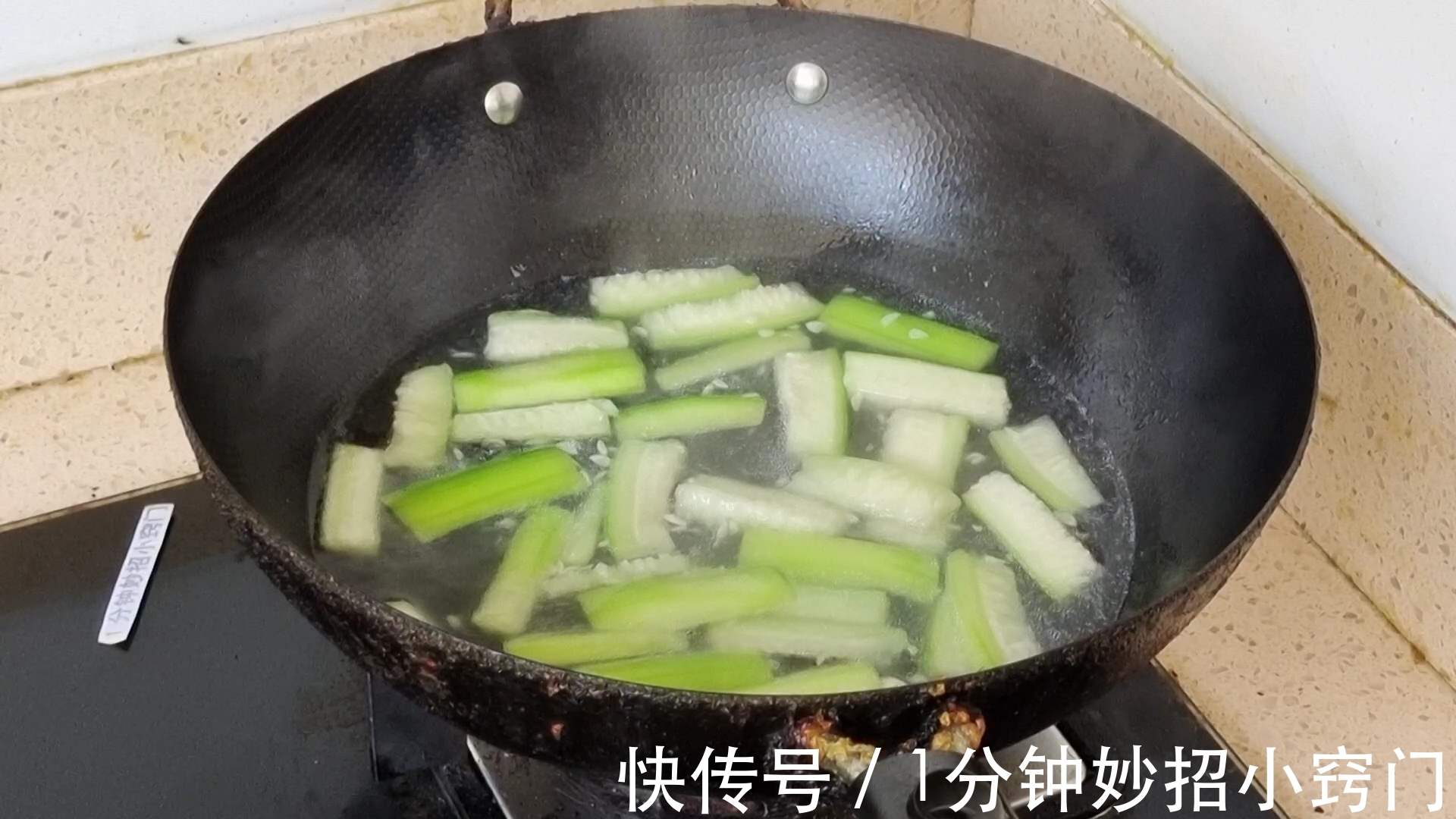 炒丝瓜|炒丝瓜，最忌先放油，大厨教你一招，丝瓜不出水不发黑