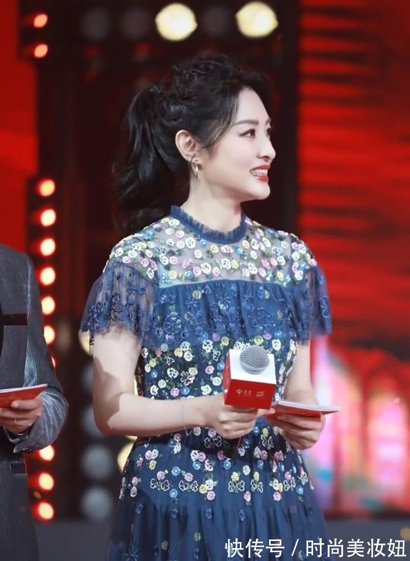 马尾|周涛这才是“逆龄生长”，一袭蓝色连衣裙配高马尾，53岁太养眼