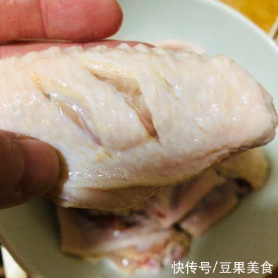 鸡翅|自制完胜KFC的椒盐鸡翅的家常做法，简单快捷又好吃