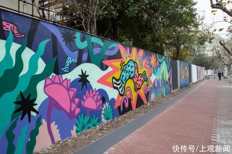 包围|30余幅彩绘绵延600多米,上海徐汇一老小区被涂鸦“包围”……