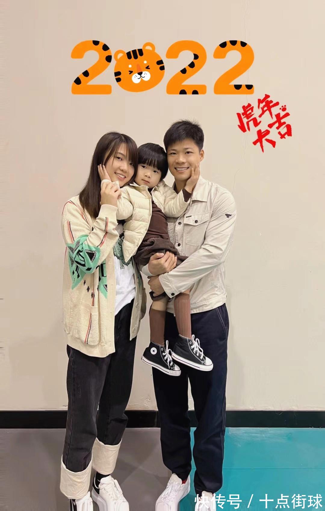 娇妻|苏炳添一家三口贺新春!33岁娇妻太清纯,身家千万依然低调住老房