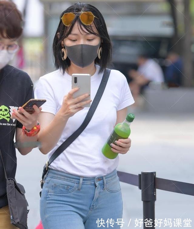 短袖 简约牛仔裤搭配白色短袖，个性十足，给您低调日常的时尚感！