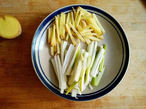 香煎小鲳鱼：别看这鱼不大点，但煎完的香味是真大