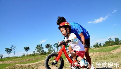 妈妈|“超级奶爸”带4胞胎出门,全家都觉得不靠谱,发回照片后笑喷了