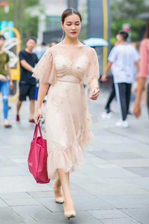 路人街拍,梳一个简单的丸子头,清清爽爽的