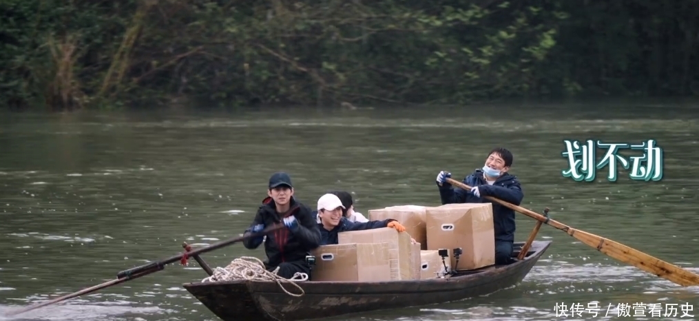 张艺兴拿到拖拉机驾照上热搜,看到有效期后,他真要常驻蘑菇屋了