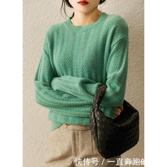 慵懒毛衣+休闲裤,今年特流行的穿搭,上班通勤都贼气质