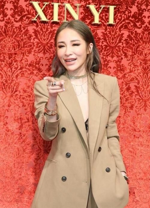 c辣妹拼接短裙，搭黑丝袜秀出大白腿，时尚又精致！