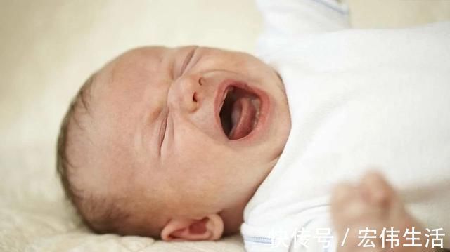 乳头|宝宝哭闹不止,妈妈掀开衣服后瞬间爆炸:原来是奶奶做了“手脚”