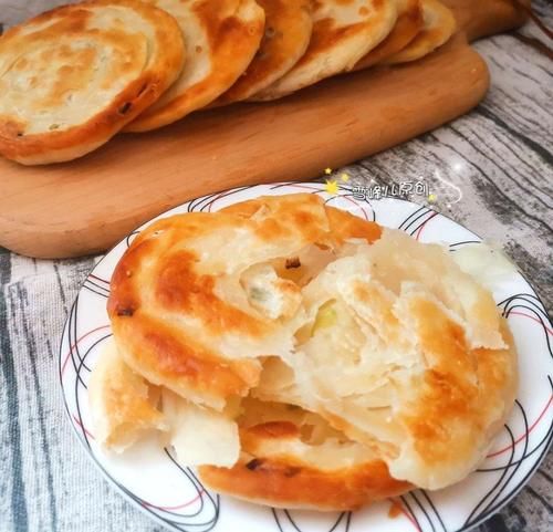 面粉|早餐我家最爱它，1步做对了葱花饼层层分明又酥又香，孩子抢着吃
