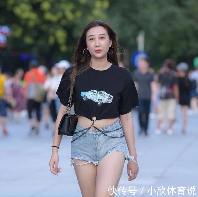 穿搭 黑T恤搭配牛仔短裤，即朝气又魅力，不愧为是“追潮”族！