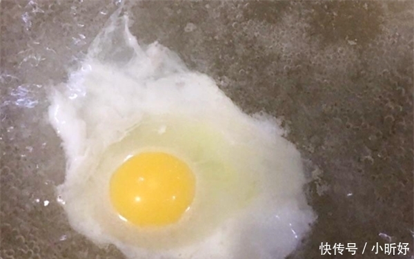 大厨|煮荷包蛋时,直接下锅煮就错了大厨教你1招,鸡蛋不生沫不散花