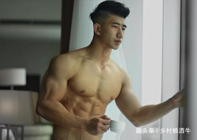 增肌|24岁帅气小伙，“奶油脸”硬汉身，吸引无数女粉疯狂舔屏