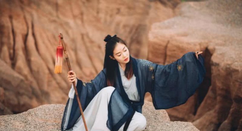 悲痛$贺铸晚年很凄美的一首词,通篇寥寥数语,却是写尽了一生的委屈!