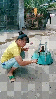 |搞笑GIF段子: 大姐,你这是过什么瘾呢,离过年还远着呢