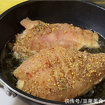 鲜嫩多汁的香煎鸡胸肉这样做,营养又美味