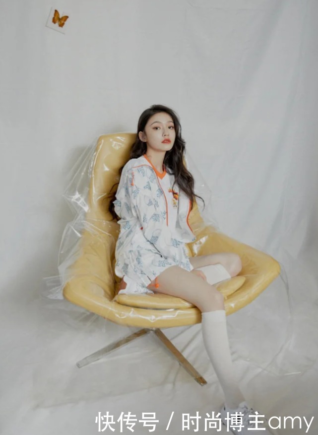 拉进黑名单的“死亡白袜”,却被林允穿出高级感,秀出漫画腿太撩了