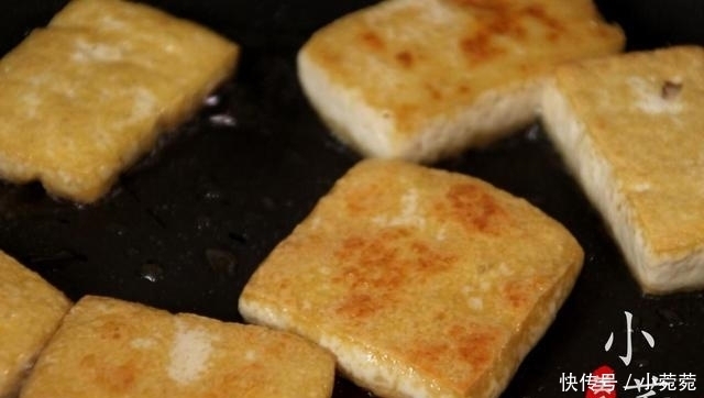 切成片|1块豆腐,1把花蛤,锅中炖一炖,鲜香美味,出锅连汤都不剩