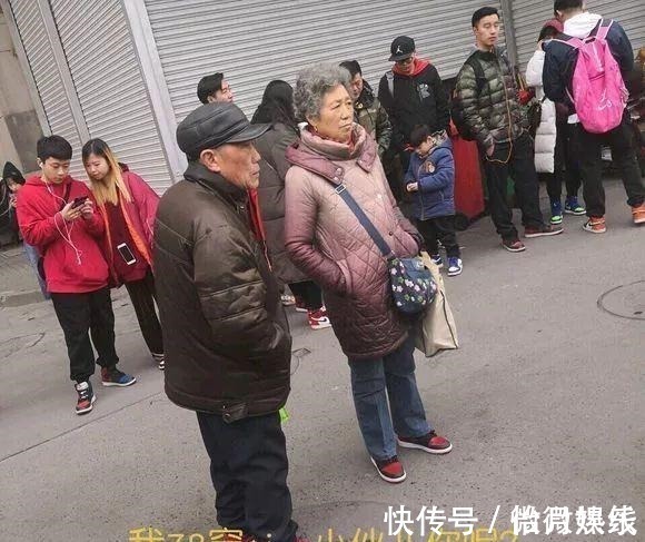 球鞋 “常在街头混, 哪有不撞鞋! 我78岁了也穿AJ1, 小伙子你呢 ”!