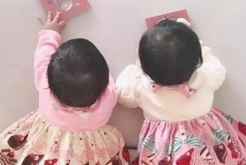 小女儿|双胞胎姐妹从小分开,一个奶奶带一个姥姥带,3年后差距一目了然