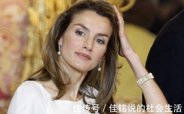 蕾丝!谁说莱蒂齐亚不爱珠宝光是腕间都很精彩,最爱婆婆送的字母手链!