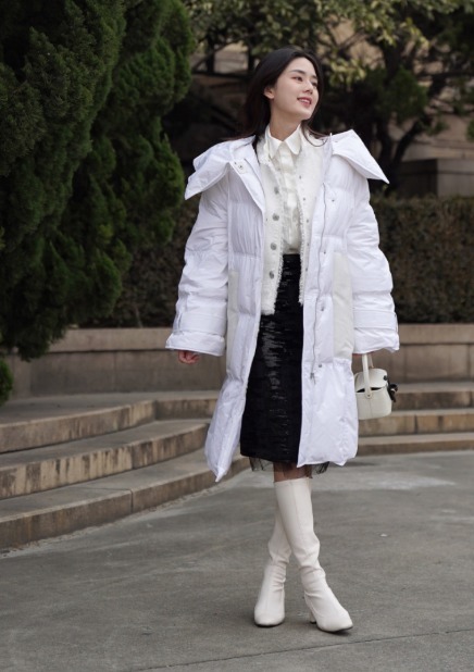 小姐姐 秋冬要给穿搭做减法,建议用“羽绒服+半身裙”,温柔显瘦更好看