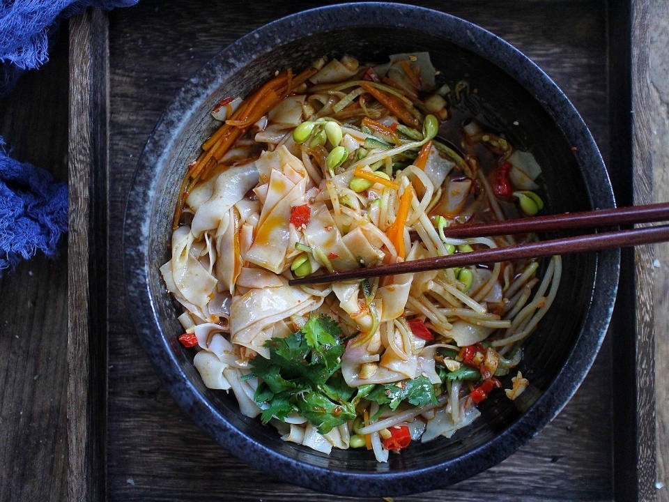 教你自制懒人版凉皮,无需水洗,口感劲道又好吃,比卖的香多了