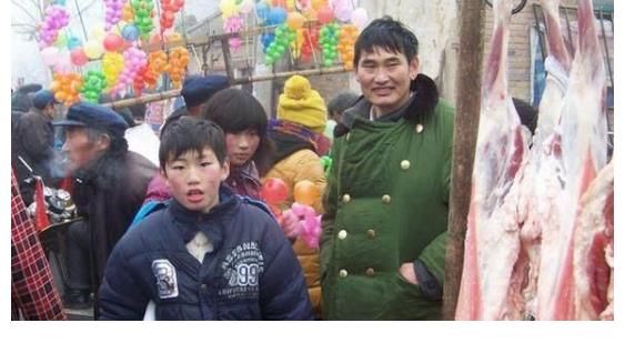 主持人問為什么不離開農(nóng)村，大衣哥的回答展示出了農(nóng)民的愚昧