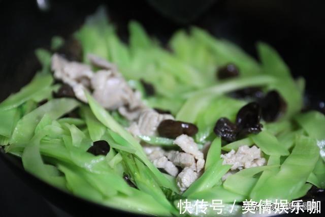 家常|荤素搭配的一道家常小炒,5分钟出锅,好吃又下饭