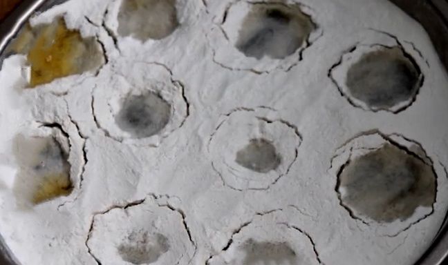 面粉|想吃咸蛋黄不要出去买，教你在家做，香到流油，2天就腌好