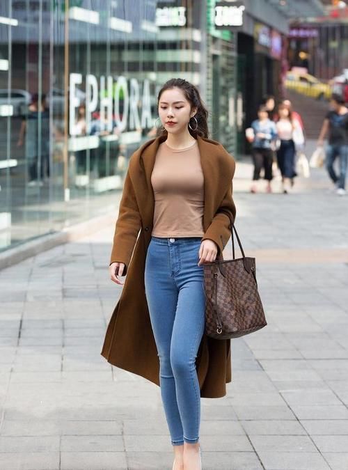 打底衫 小姐姐内穿咖色打底衫，配修身牛仔裤，释放出最美的自己