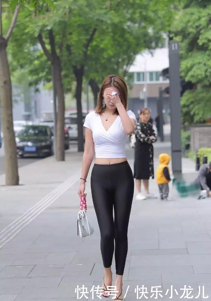 白色短袖搭黑色打底裤,勾勒出曼妙的身体曲线,简约又富有韵味