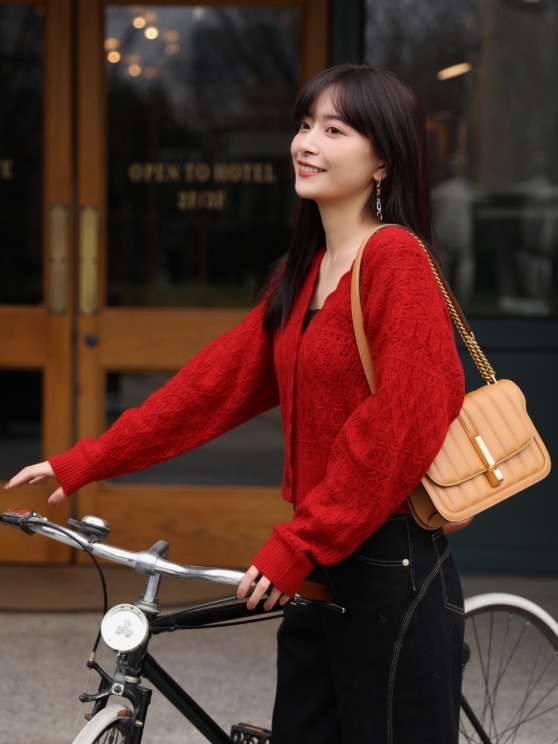 搭配 “针织衫”怎么穿才高级又时髦?看看这些搭配造型,温柔又百搭