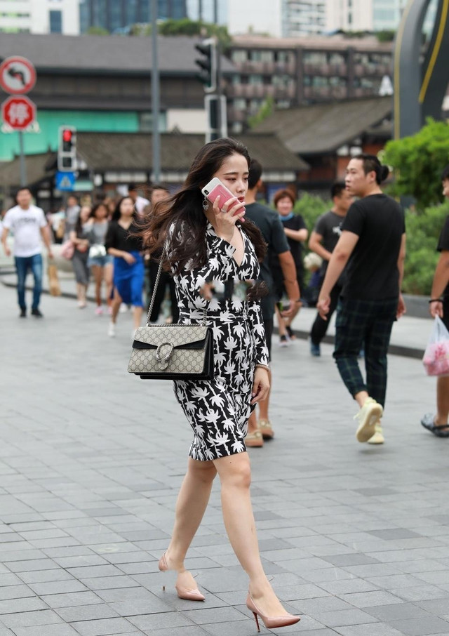 连衣裙|西装式领口设计的长款连衣裙,黑白配色优雅大方