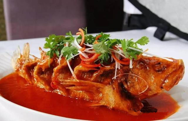 亲朋好友来家里吃饭，准备的一些家常菜招待，吃完后个个都夸大厨