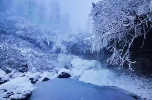 藏在成都“神仙眷侣”：自驾3h直达，山形如桌面，湖平似明镜！