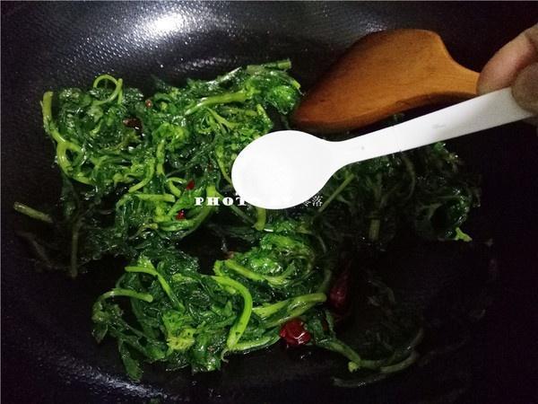 茼蒿|“这道菜”缓解失眠最厉害，隔三差五吃1次，一觉睡到自然醒！