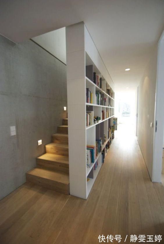 卡座|进门是楼梯,设计师干脆打了2排柜子隔断,朋友:开发商都想不到