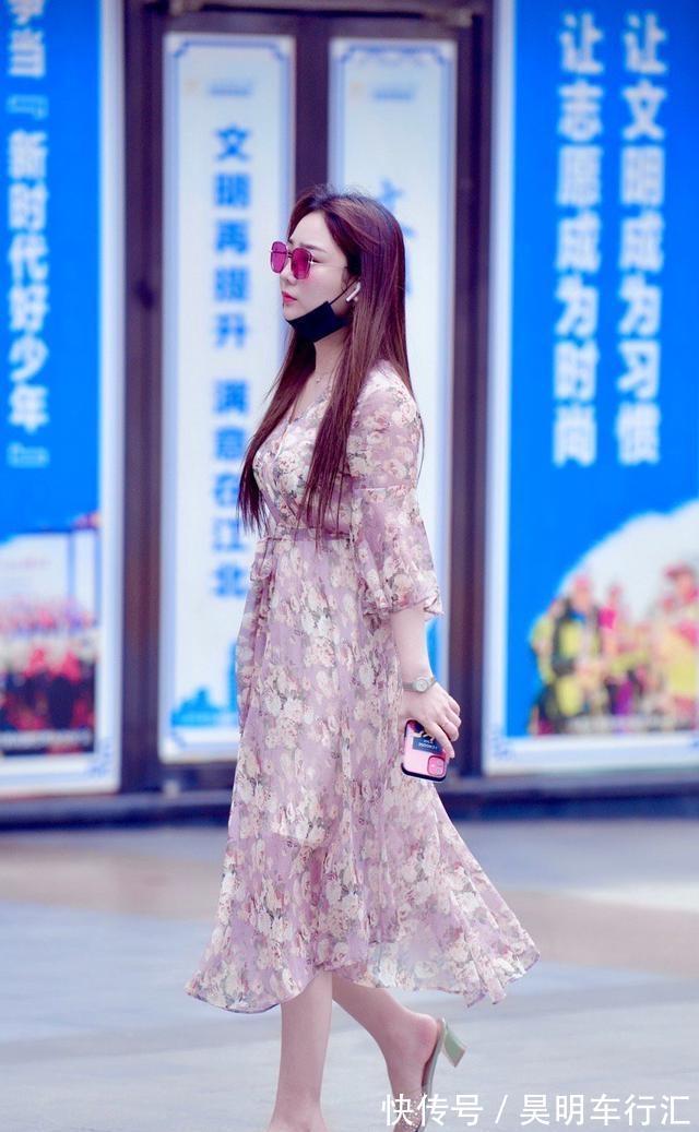 气质 连衣裙的穿着彰显简约利落气质,婉约不失时尚
