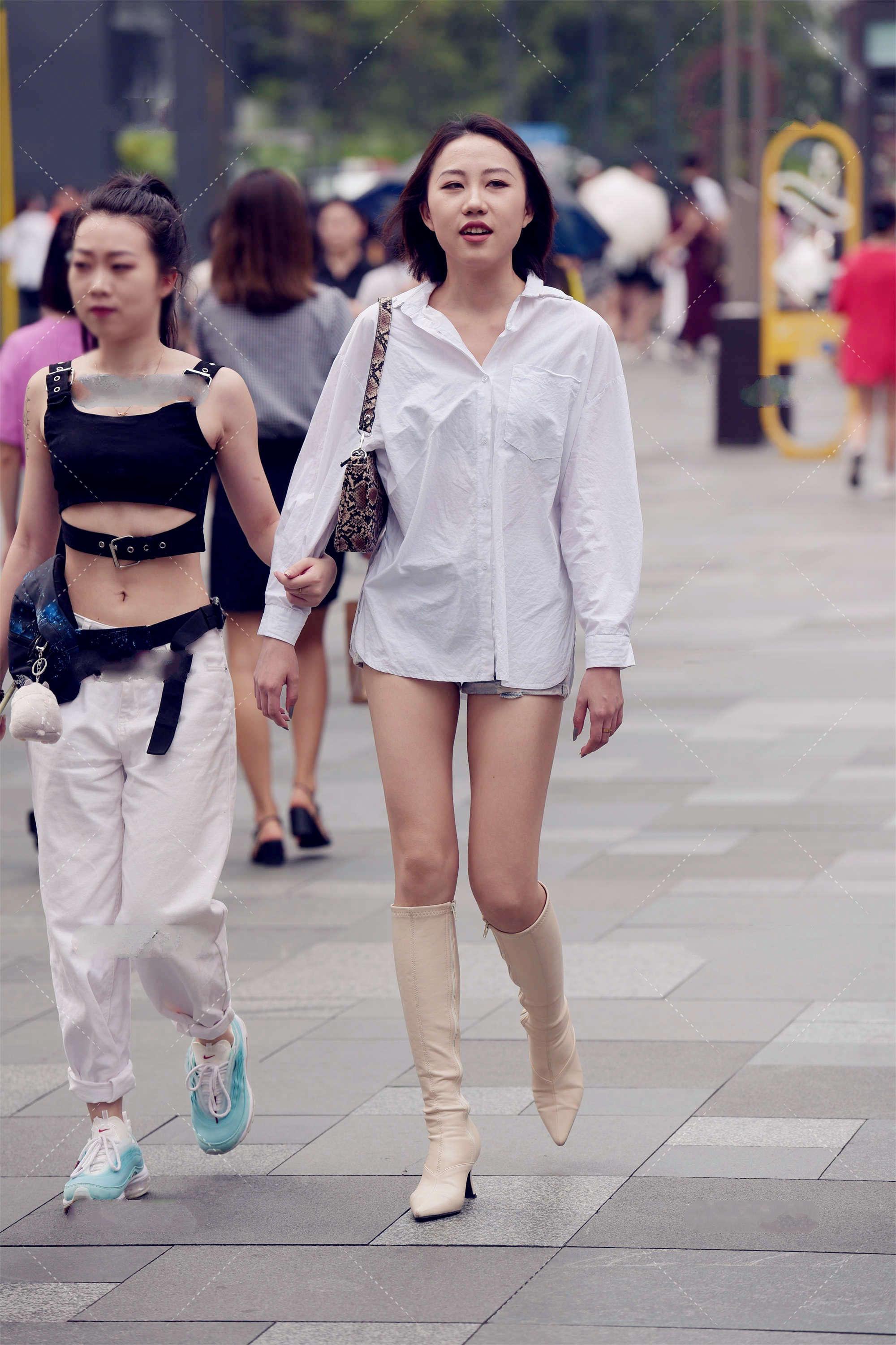 气质|街拍:白色衬衣干净又利落, 时尚高级, 散发出自信气质