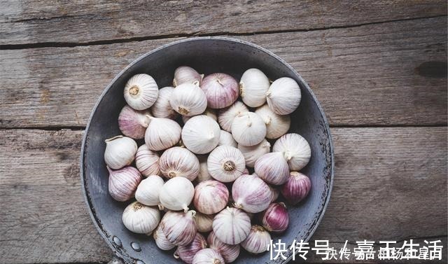 腊八蒜,别直接加醋,奶奶教我1个窍门,2天就变绿,口感脆爽开胃